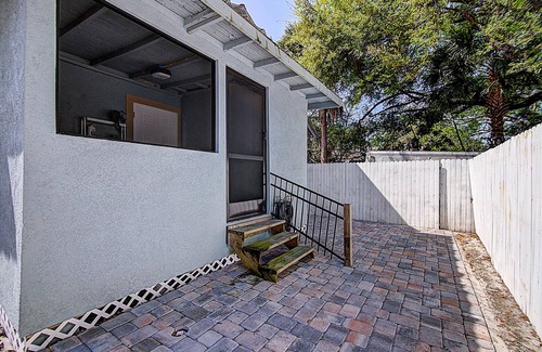 East Tampa Apartment | Comfy Cozy 2 bedroom near downtown