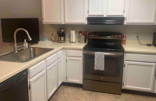 Auburn House | Comfy Cozy Condo! Minutes to Downtown Auburn!