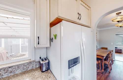 Winchester Bay House | Comfy dog-friendly bay home with kitchenette, gas grill, patio, yard, and W/D