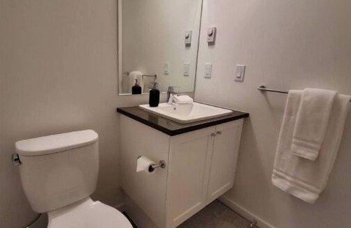 Guildford House | Comfy Double Bed w/Modern En-suite Bathroom