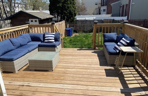 Elizabeth House | Comfy, family sized home, 10 minutes from the airport. Dog & 420 friendly.