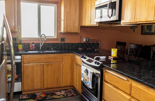 Carlton House | Comfy Home in the heart of wine country. Walk to wine tasting, Pet Friendly.