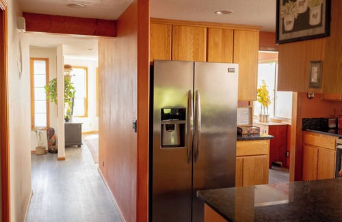 Carlton House | Comfy Home in the heart of wine country. Walk to wine tasting, Pet Friendly.