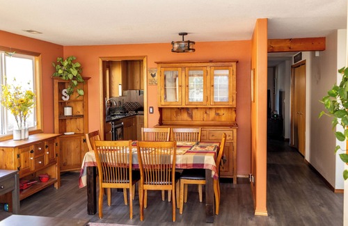 Carlton House | Comfy Home in the heart of wine country. Walk to wine tasting, Pet Friendly.