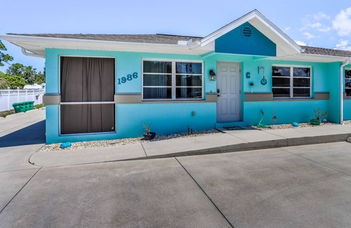 Grove City Apartment | Comfy home near beach with WiFi, W/D, AC, pool, grill, & ping-pong - dogs OK