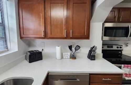 Highland Garden House | Comfy home well located 10 min to Hollywood beach!