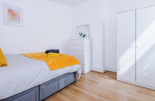 Warrington House | Comfy Ideal for Travelers & Contractors: Warrington, Norris Getaway