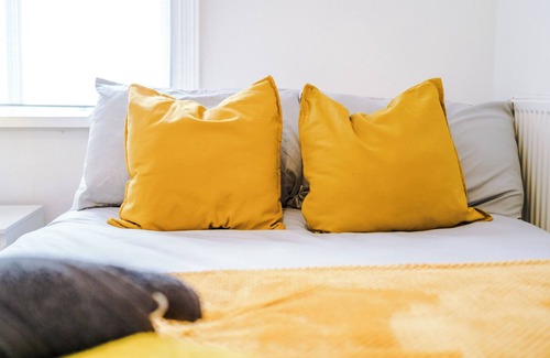 Warrington House | Comfy Ideal for Travelers & Contractors: Warrington, Norris Getaway