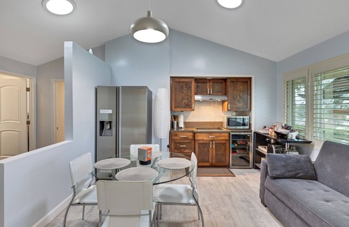 Rowland Heights House | ♛ Comfy King Bed, Jacuzzi Tub<15 mile Disney, Private Entrance & Gated Parking ★