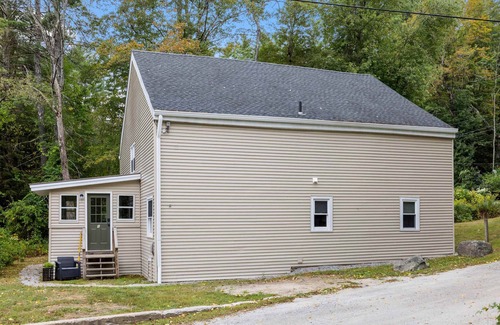 Bradford House | Comfy Large Bungalow - 4 Bed 1BA On Private Pond