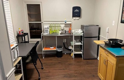 Near Eastside Apartment | Comfy Mini-Apt * Near Downtown * Private Bed/Bath