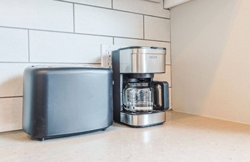 Carthay Circle Apartment | Comfy & Modern 2 BDR & 2 BTH in Hollywood FREE Pkg