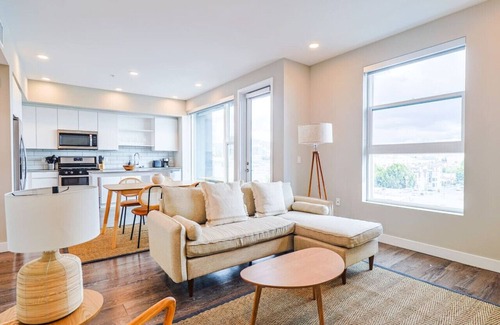 Carthay Circle Apartment | Comfy & Modern 2 BDR & 2 BTH in Hollywood FREE Pkg