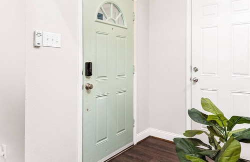 Barker House | Comfy Modern Home - Close to Everything!