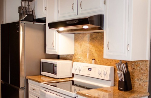 Ridgecrest Condo | Comfy Modern Mojave Condo w/Full Kitchen. Perfect for Pitstoppers & Long Term