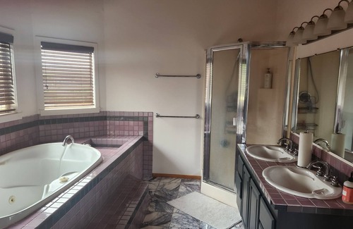 Maunaloa House | Comfy Molokai home close to the Beach!