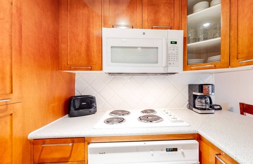 Whistler Village Apartment | Comfy mountain studio with fireplace & gym - near lifts and golf