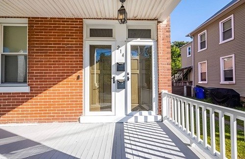 Norfolk House | Comfy & Pet Friendly 3-bedroom house near Norfolk zoo