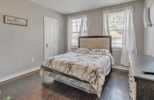 Urban Core House | Comfy pet friendly home fully fenced yard mins to downtown
