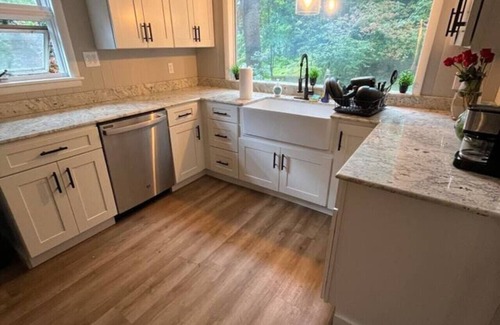 East Rochester House | Comfy, Private Home near college town - SJF & NAZ