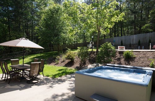 Fairview House | Comfy | Private | Hot Tub | Mountain Oasis | Ultimate TV package