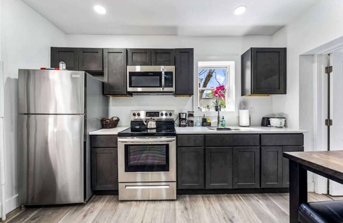 Delair Apartment | Comfy Private Parking-2bed-2min-1st flr