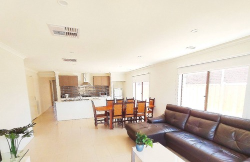 Werribee House | Comfy Quiet 5BR House,6 mins to TownCentre,Close to Werribee Zoo&VIC Rose Garden