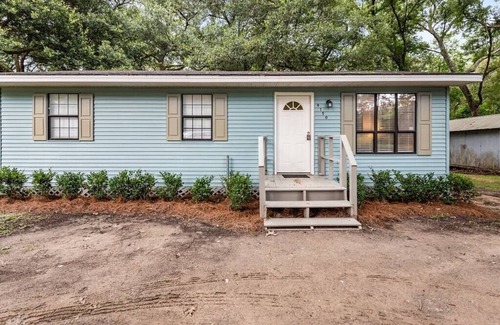 Saint Elmo House | Comfy Quiet Cottage on Argyle
