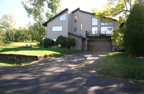 Ridglea Hills Apartment | Comfy & Quiet Hobbit Hole Pet okay