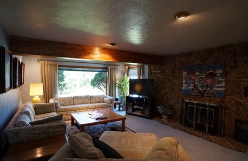 Ridglea Hills Apartment | Comfy & Quiet Hobbit Hole Pet okay