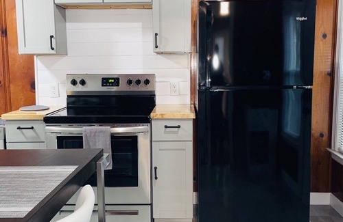Ward Parkway Cottage | Comfy Renovated Waldo Getaway, Walkable, Convenient