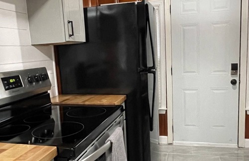 Ward Parkway Cottage | Comfy Renovated Waldo Getaway, Walkable, Convenient