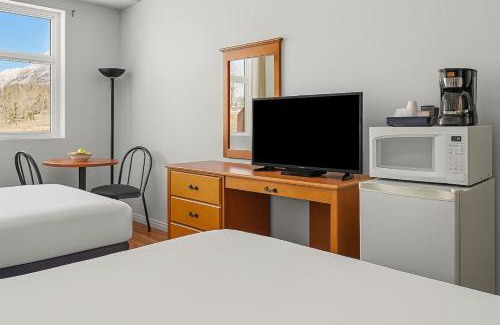 Canmore Apartment | Comfy Rockies Retreat for 4 Canmore DT Near Banff