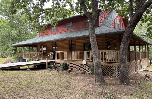Kingston Cabin | Comfy rustic cabin 1/2 mile from Lake Texoma is ready and fully stocked for 8+!
