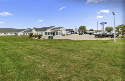 Renault Bed & Breakfast | Comfy Single King Suite in the Heart of Red Bud!