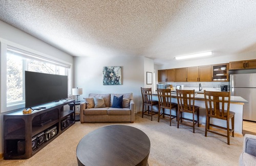 Historic District Condo | Comfy Ski-In Condo w/Shared Hot Tub & Gas Fireplace - Close to the Mountain