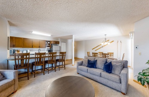 Historic District Condo | Comfy Ski-In Condo w/Shared Hot Tub & Gas Fireplace - Close to the Mountain