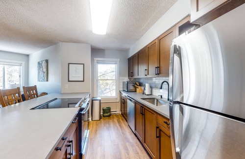 Historic District Condo | Comfy Ski-In Condo w/Shared Hot Tub & Gas Fireplace - Close to the Mountain
