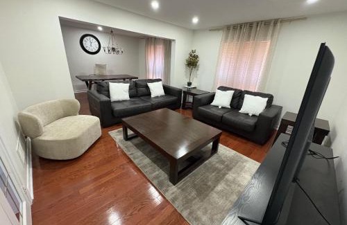 Orangeville House | Comfy & Spacious 4BR Family Home with Free Parking, Laundry, BBQ! 10 Min Walk to Headwaters Hospital, 5 Min Drive to Mount Alverno Luxury Resorts, Ideal for Medical, Vacation or Work Stays!