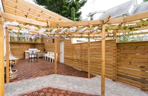 East Flushing Apartment | Comfy Studio! Beautiful Deck! Outdoor Kitchen!