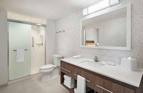 Interchange Square Apartment | Comfy Suite, Close to Beach, Pool, Parking and Breakfast