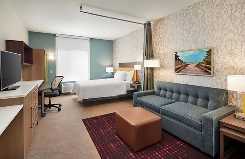 Interchange Square Apartment | Comfy Suite, Close to Beach, Pool, Parking and Breakfast