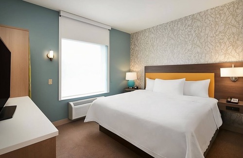 Interchange Square Apartment | Comfy Suite, Close to Beach, Pool, Parking and Breakfast