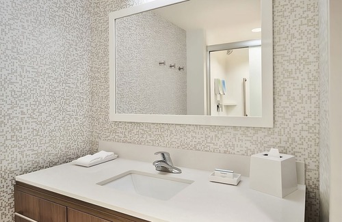 Interchange Square Apartment | Comfy Suite, Close to Beach, Pool, Parking and Breakfast