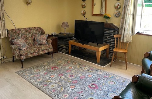 Cardigan Cottage | Comfy, Traditional Coastal Cottage with Huge Garden. Sandy Beaches nearby Slps 8