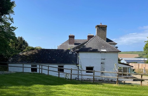 Cardigan Cottage | Comfy, Traditional Coastal Cottage with Huge Garden. Sandy Beaches nearby Slps 8