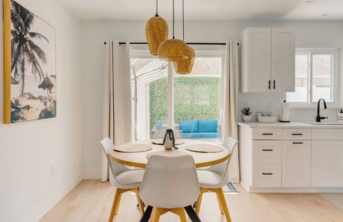 New Port Richey House | Comfy Tropical Vibes Home with King Bed & Private Yard in lovely New Port Richey