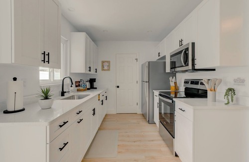 New Port Richey House | Comfy Tropical Vibes Home with King Bed & Private Yard in lovely New Port Richey