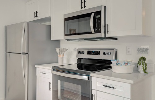 New Port Richey House | Comfy Tropical Vibes Home with King Bed & Private Yard in lovely New Port Richey