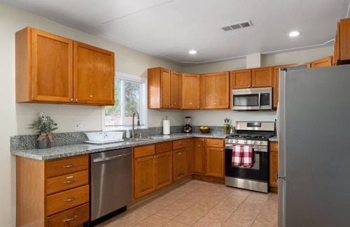 Raisin House | Comfy, Upgraded 3B/1Bth w Great Access to Airport